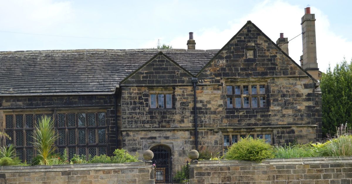 image of the front of Oakwell Hall - history of the Hall and the ghost